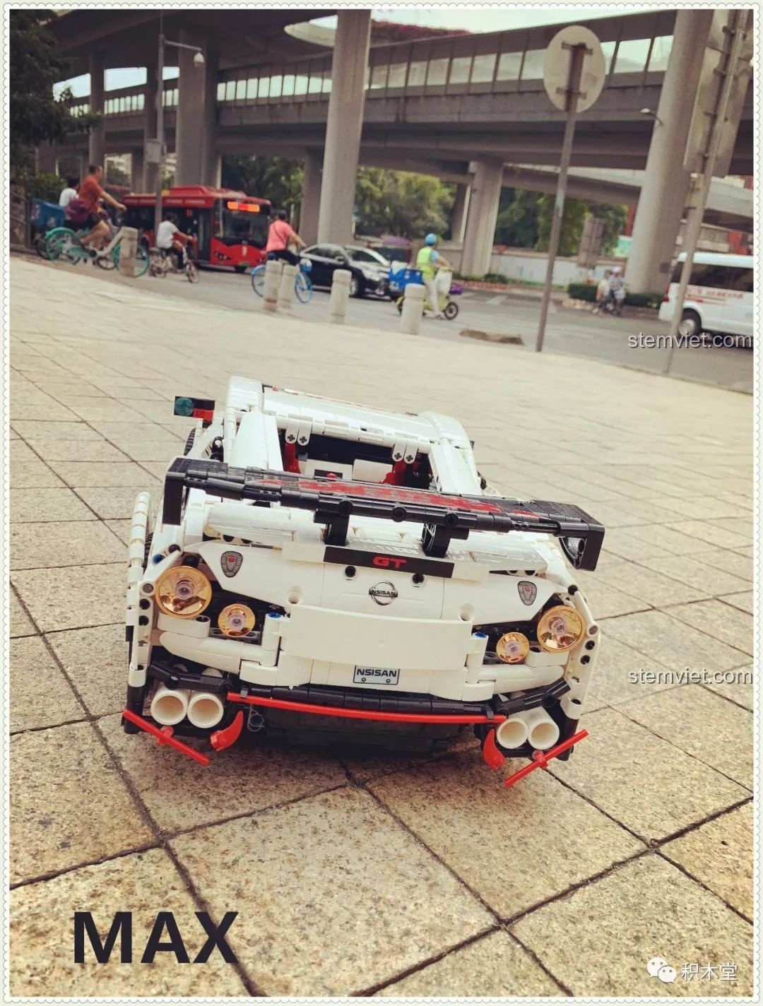 Mô hình lắp ráp Qizhile 23010 Nissan GT-R với hiệu ứng ảnh đen trắng và hiệu ứng tốc độ, tạo cảm giác chuyển động.