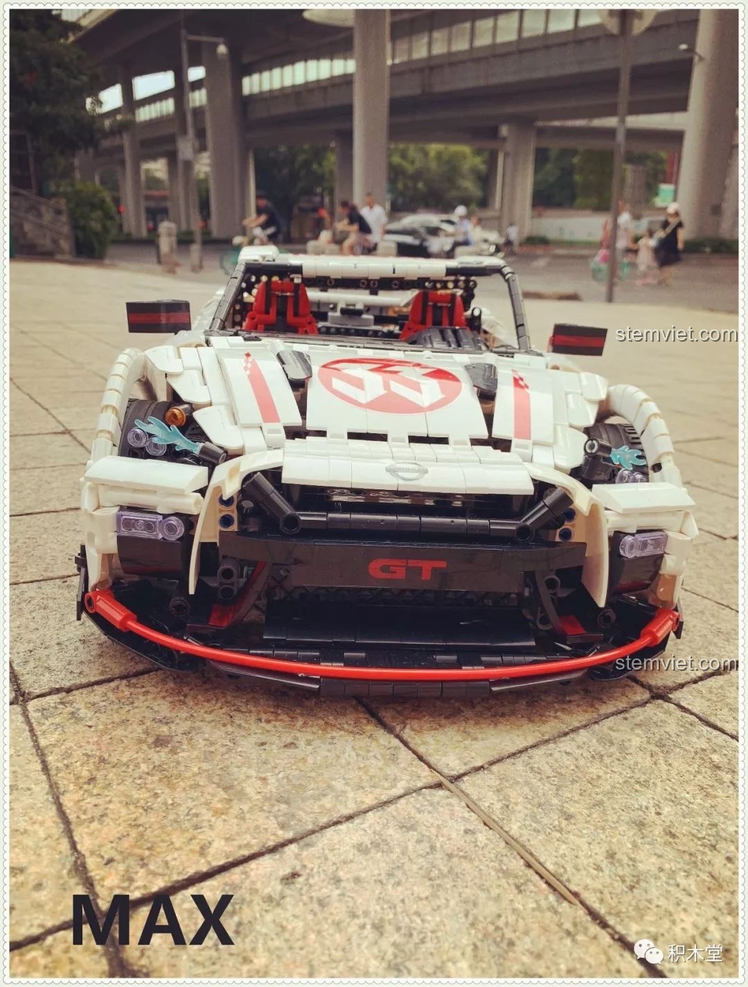 Mô hình lắp ráp Qizhile 23010 Nissan GT-R với hiệu ứng ảnh đen trắng, chụp từ góc nghiêng bên hông.