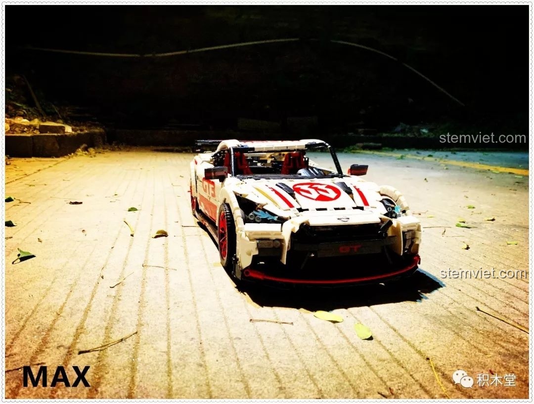 Mô hình lắp ráp Qizhile 23010 Nissan GT-R với hiệu ứng ảnh đen trắng, chụp từ góc nghiêng phía sau.