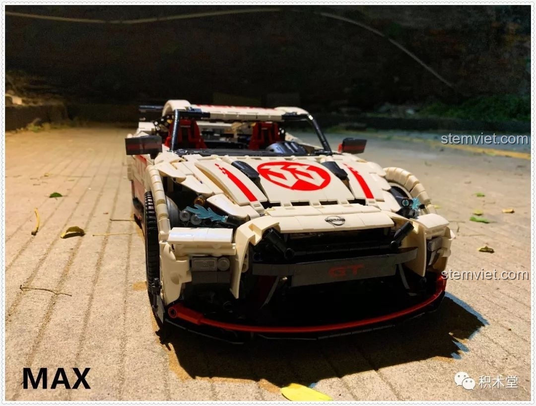 Mô hình lắp ráp Qizhile 23010 Nissan GT-R với hiệu ứng ảnh đen trắng và hiệu ứng tốc độ, chụp từ phía sau.