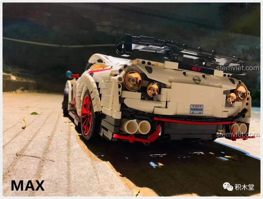 Mô hình lắp ráp Qizhile 23010 Nissan GT-R với hiệu ứng ảnh đen trắng và hiệu ứng tốc độ, chụp từ phía trước.