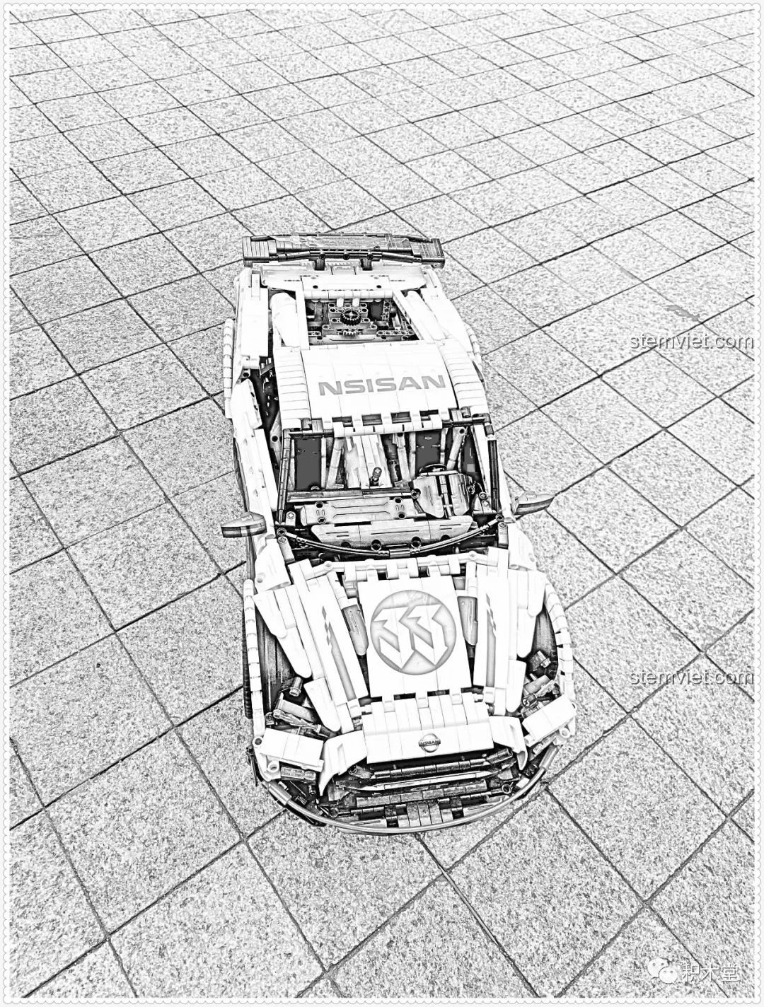 Mô hình lắp ráp Qizhile 23010 Nissan GT-R với hiệu ứng ảnh đen trắng, chụp từ trên cao, tổng thể xe.