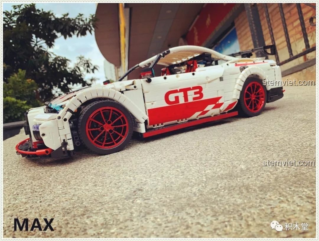 Mô hình lắp ráp Qizhile 23010 Nissan GT-R với hiệu ứng ảnh đen trắng, chụp từ trên cao, tổng thể xe.