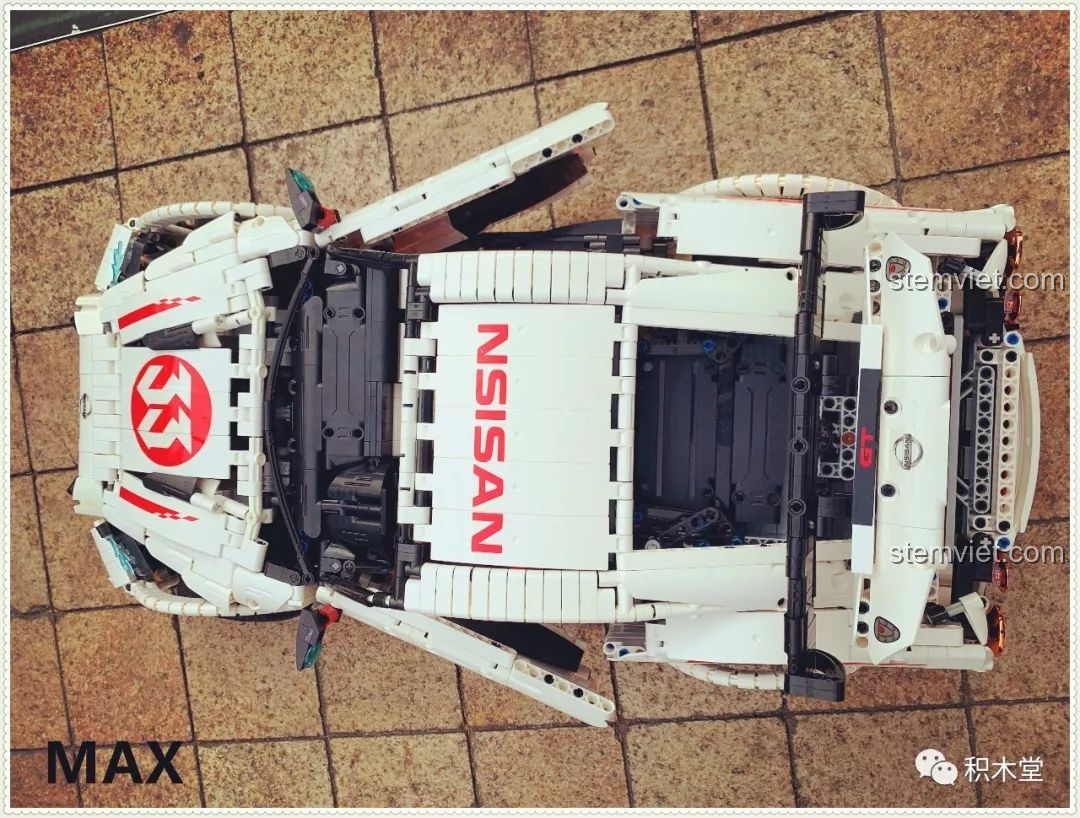 Mô hình lắp ráp Qizhile 23010 Nissan GT-R với hiệu ứng ảnh đen trắng, chụp từ góc thấp phía trước, tạo cảm giác nghệ thuật.