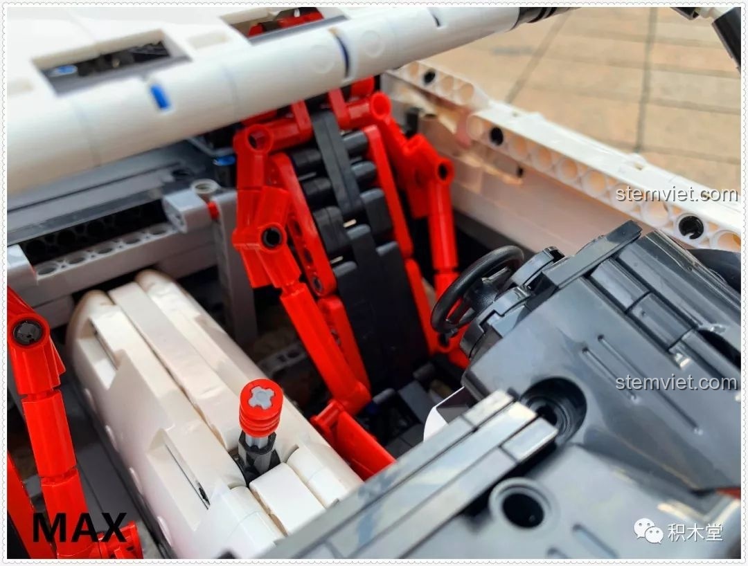 Mô hình lắp ráp Qizhile 23010 Nissan GT-R hoàn thiện, chụp từ góc bên hông, khoe đường nét thiết kế khí động học.