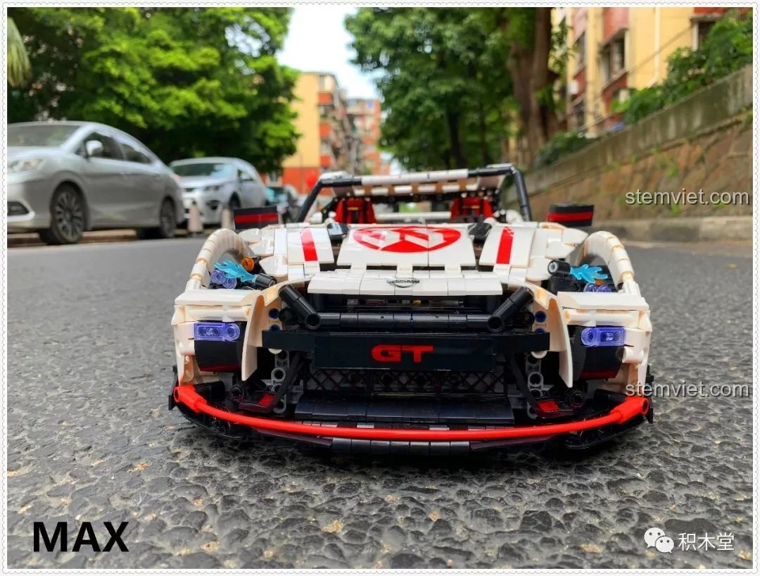 Mô hình lắp ráp Qizhile 23010 Nissan GT-R hoàn thiện, chụp từ góc nghiêng phía sau, nổi bật phần đuôi xe.