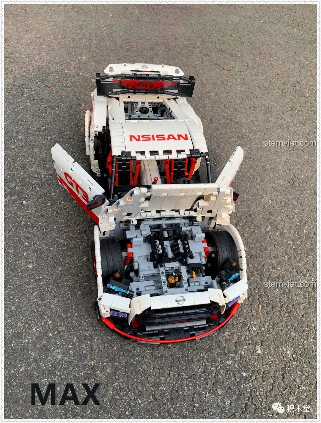 Mô hình lắp ráp Qizhile 23010 Nissan GT-R hoàn thiện, chụp từ góc nghiêng phía trước, khoe đường nét thiết kế.