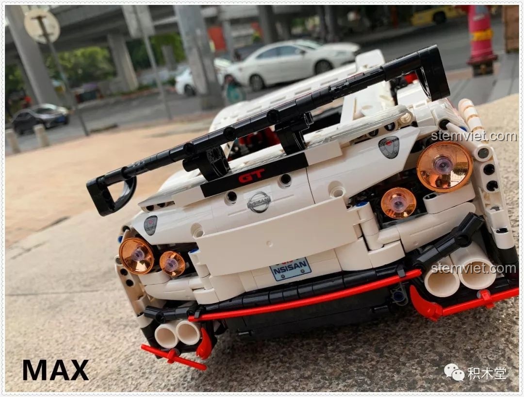 Mô hình lắp ráp Qizhile 23010 Nissan GT-R hoàn thiện, chụp từ góc thấp bên hông, làm nổi bật bánh xe và thân xe.