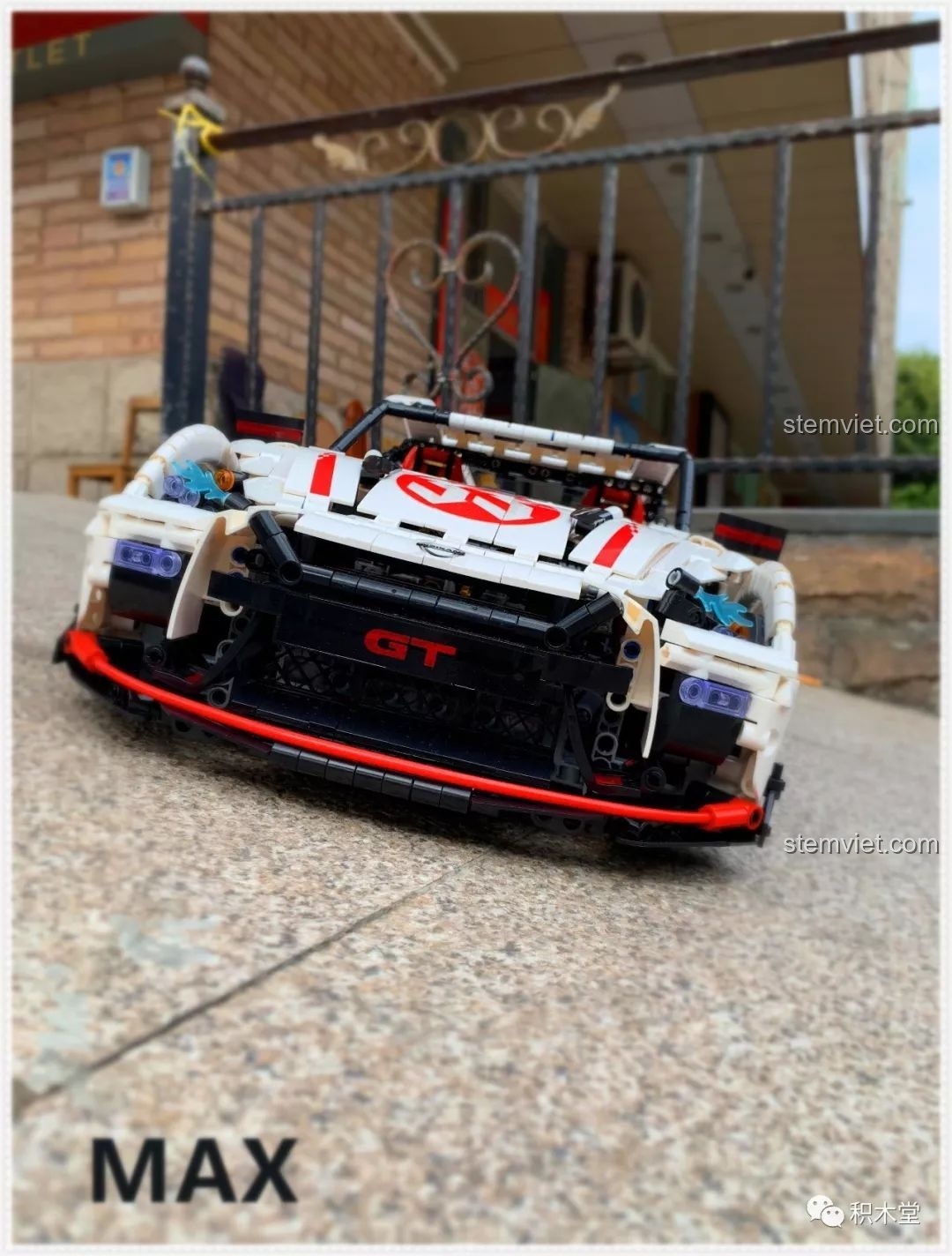 Mô hình lắp ráp Qizhile 23010 Nissan GT-R hoàn thiện, chụp từ góc thấp phía sau, làm nổi bật ống xả và cánh gió.