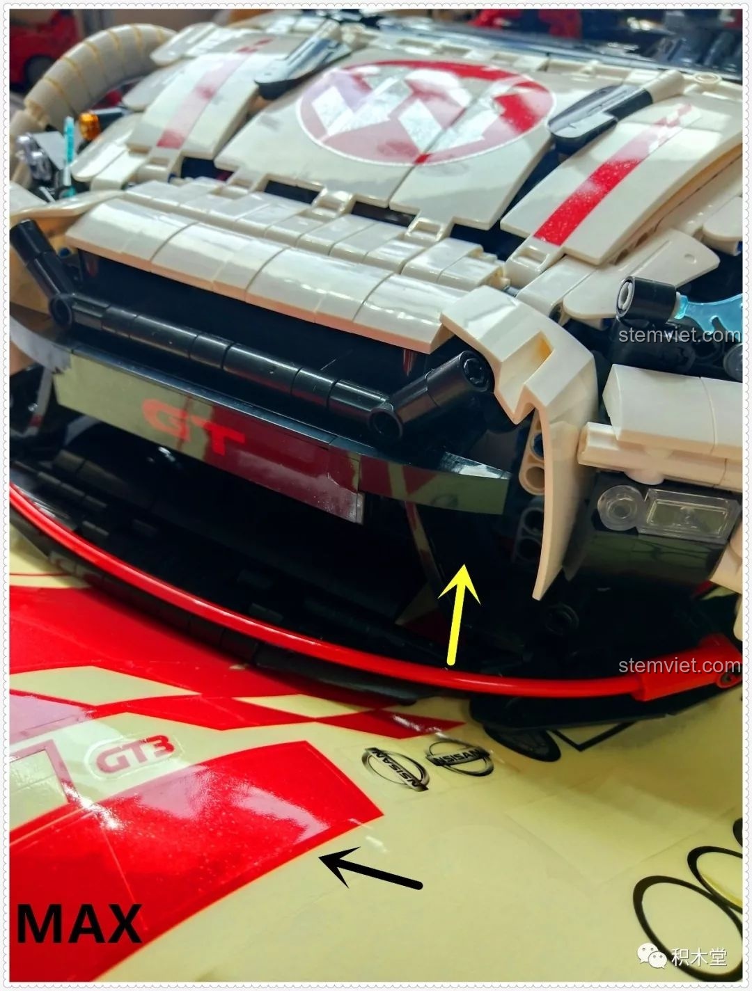 Mô hình lắp ráp Qizhile 23010 Nissan GT-R hoàn thiện, chụp từ góc thấp, thể hiện sự đồ sộ và uy lực của xe.