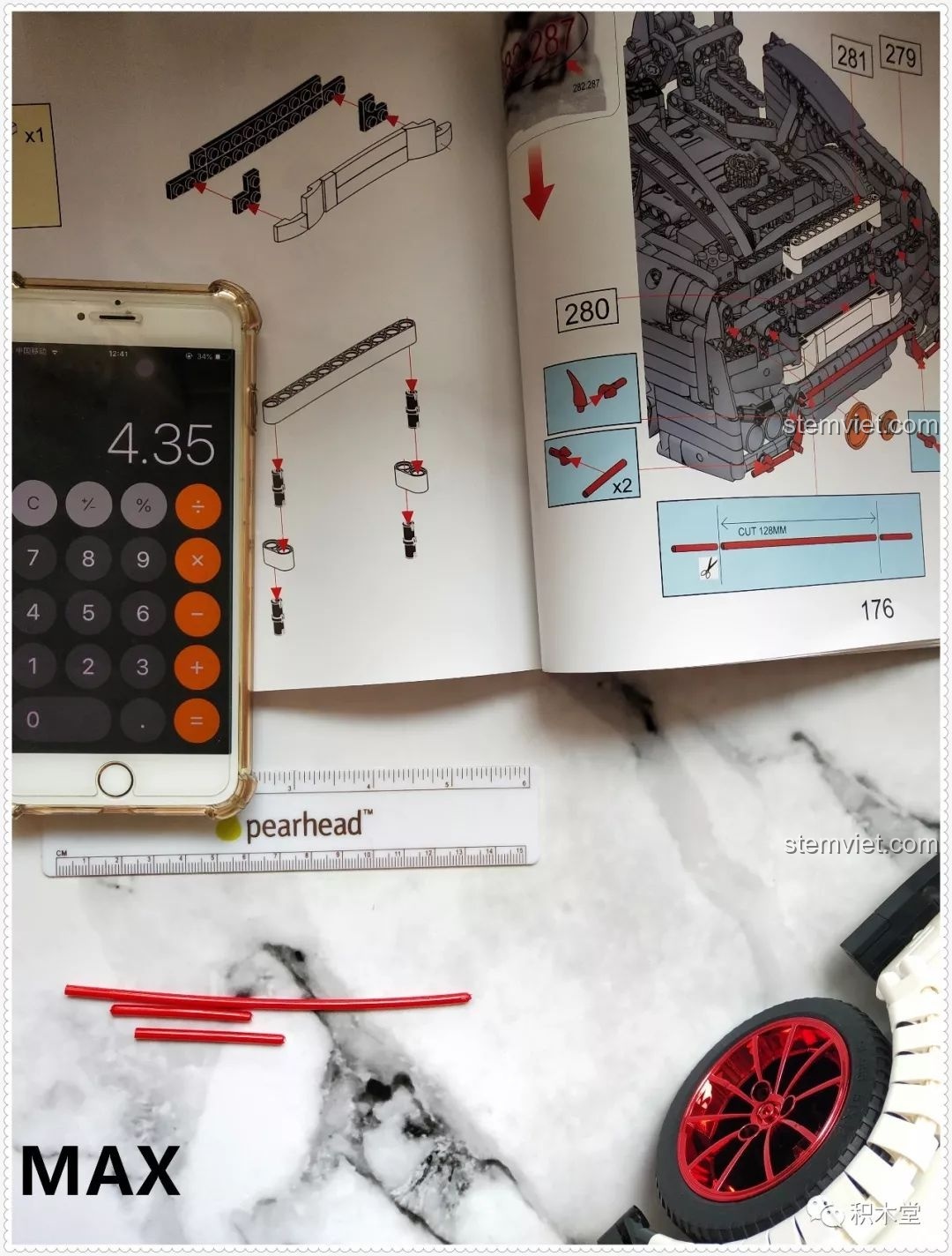 Mô hình lắp ráp Qizhile 23010 Nissan GT-R với nắp capo và cửa mở, khoe chi tiết động cơ và nội thất bên trong.