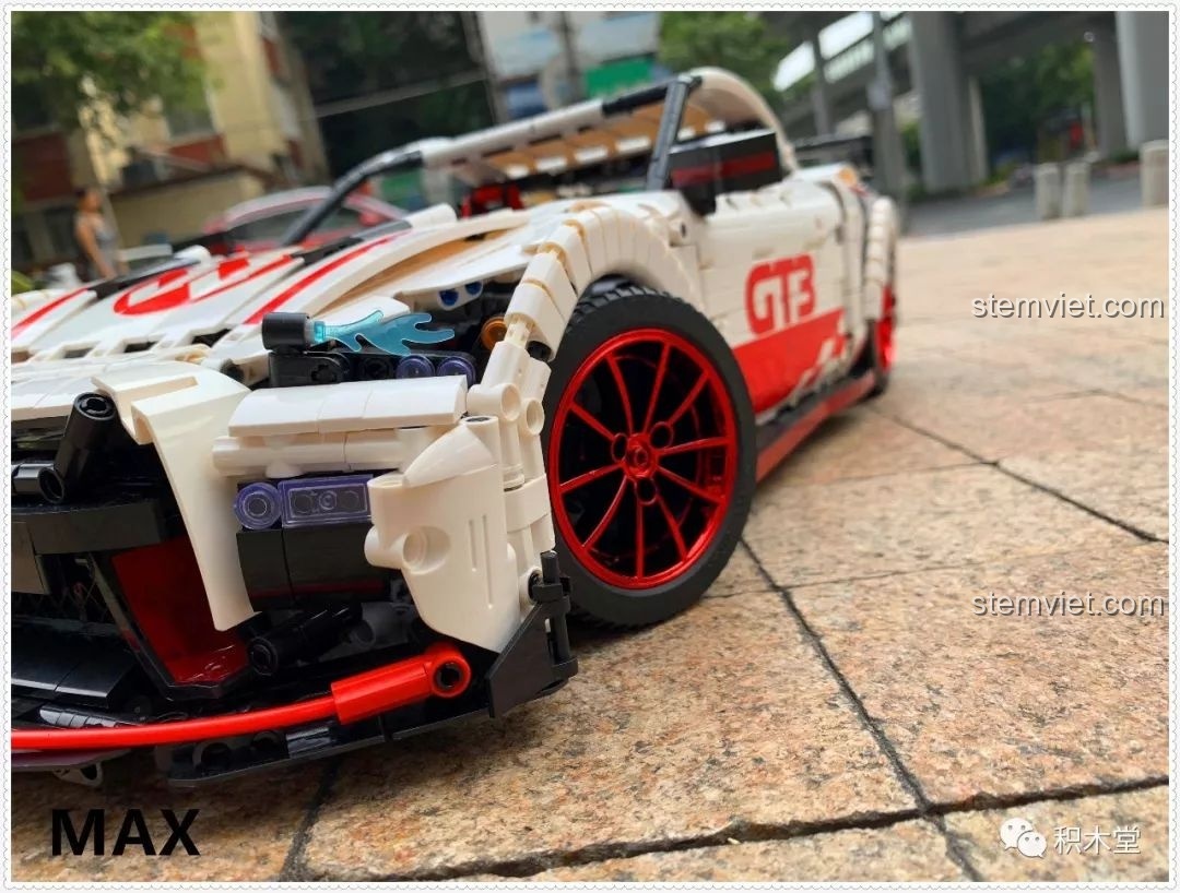 Mô hình lắp ráp Qizhile 23010 Nissan GT-R hoàn thiện, chụp từ trên cao, cho thấy tổng thể thiết kế và các chi tiết trên nóc xe.