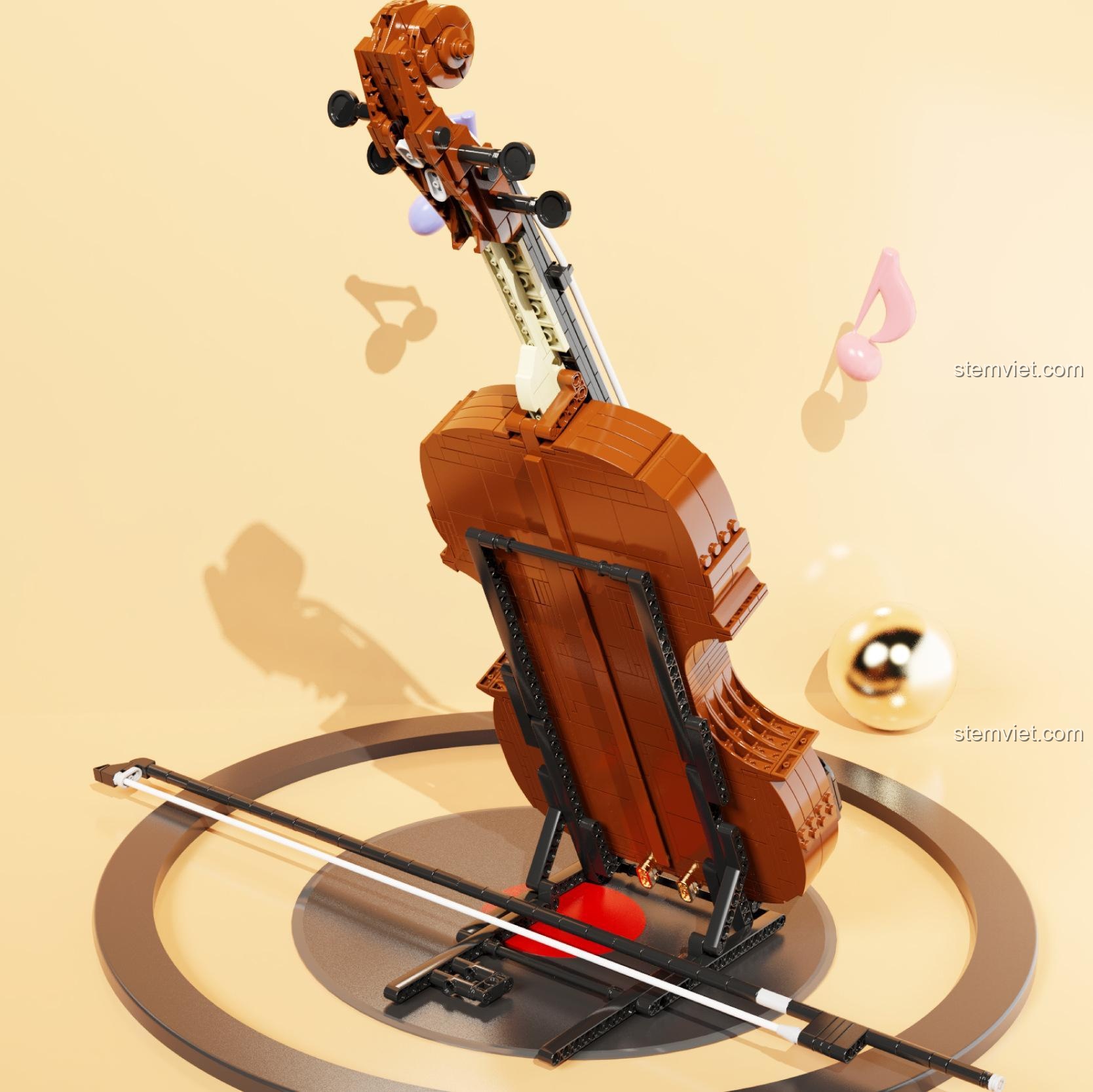 Góc nhìn từ phía sau của đồ chơi lắp ráp Violin cổ điển QIZHILE 90025, trưng bày trên giá đỡ đi kèm.