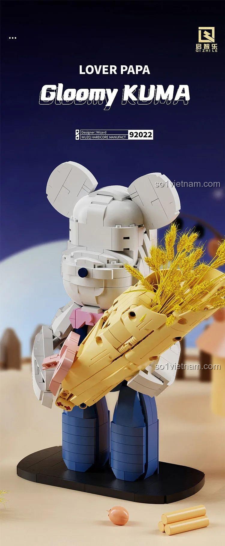 Mô hình Gấu Gloomy KUMA 92022 của hãng 启智乐, nhìn từ bên cạnh, 800 chi tiết, độ tuổi 6+, chất liệu ABS, kiểu chi tiết Bristle Blocks