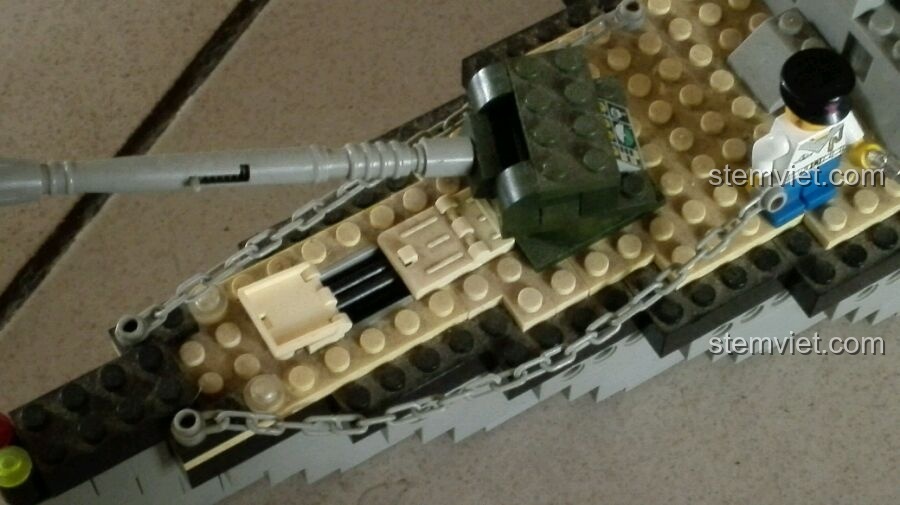 Cận cảnh minifigure thủy thủ trong bộ đồ chơi lắp ghép 0280, cầm súng và dây xích.