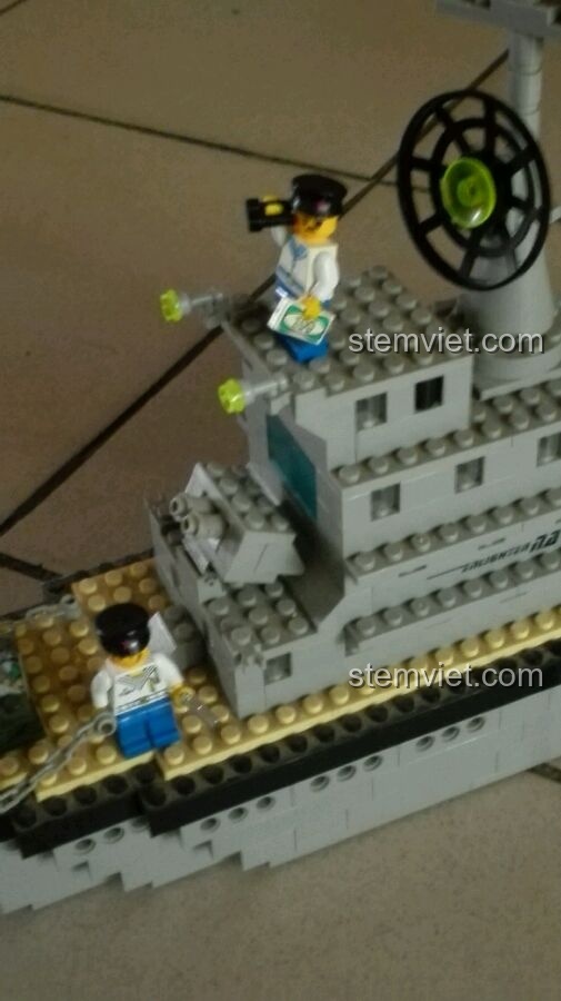 Chi tiết phần đài chỉ huy của bộ lắp ráp Tàu Khu Trục với 2 minifigure thủy thủ đang làm nhiệm vụ.