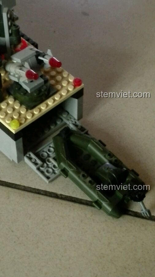 Khoang chứa xuồng cao su ở phía sau của đồ chơi mô hình Tàu quân sự, một tính năng độc đáo.