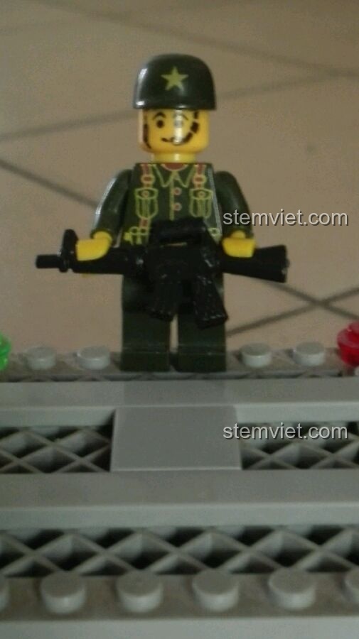 Chi tiết phần boong trước của Tàu chiến đấu Enlighten với pháo chính và dây xích neo.