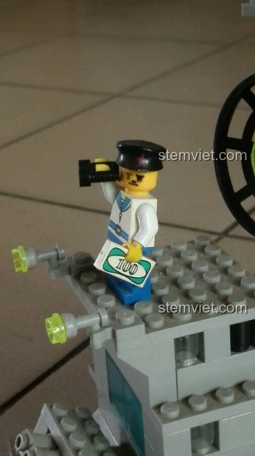 Minifigure sĩ quan chỉ huy với bộ râu và quân phục đặc trưng trong bộ đồ chơi mô hình Chiến hạm 0280.