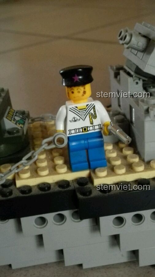 Minifigure lính bộ binh với mũ cối và súng trường, một phần của bộ lắp ráp Tàu chiến QMAN.