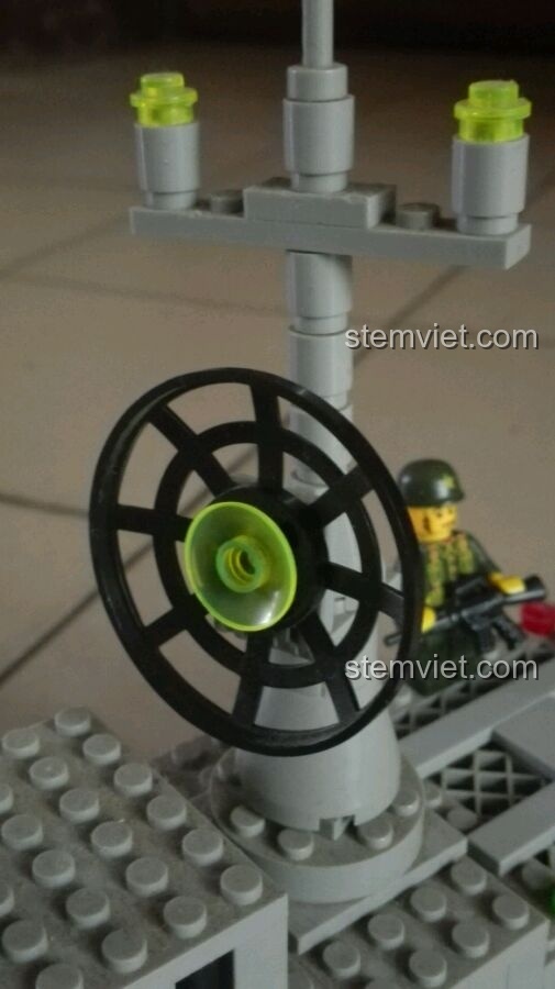 Minifigure sĩ quan trên đài chỉ huy của Tàu quân sự QMAN, đang dùng ống nhòm quan sát.