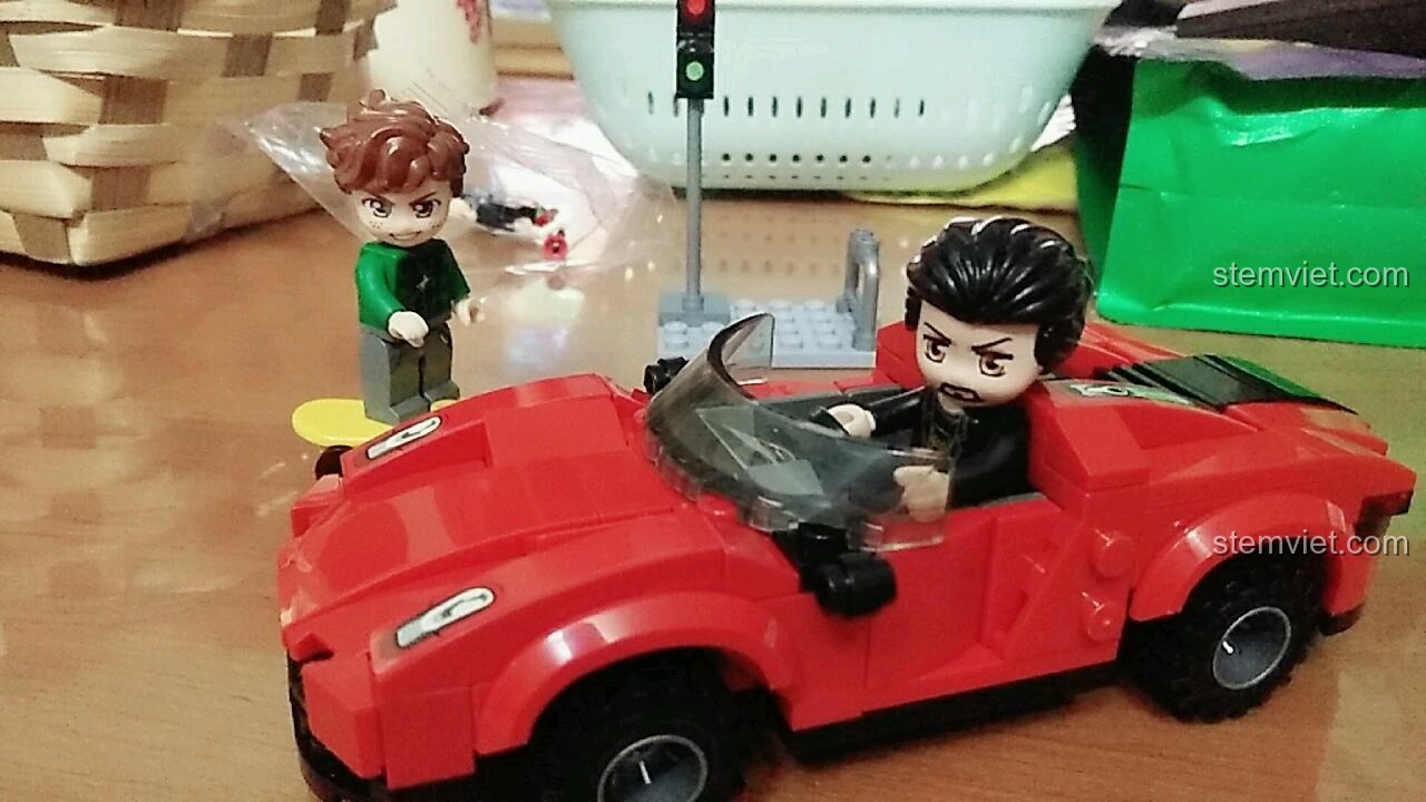 Chiếc xe thể thao QMAN 1131 màu đỏ đã hoàn thiện, có người lái