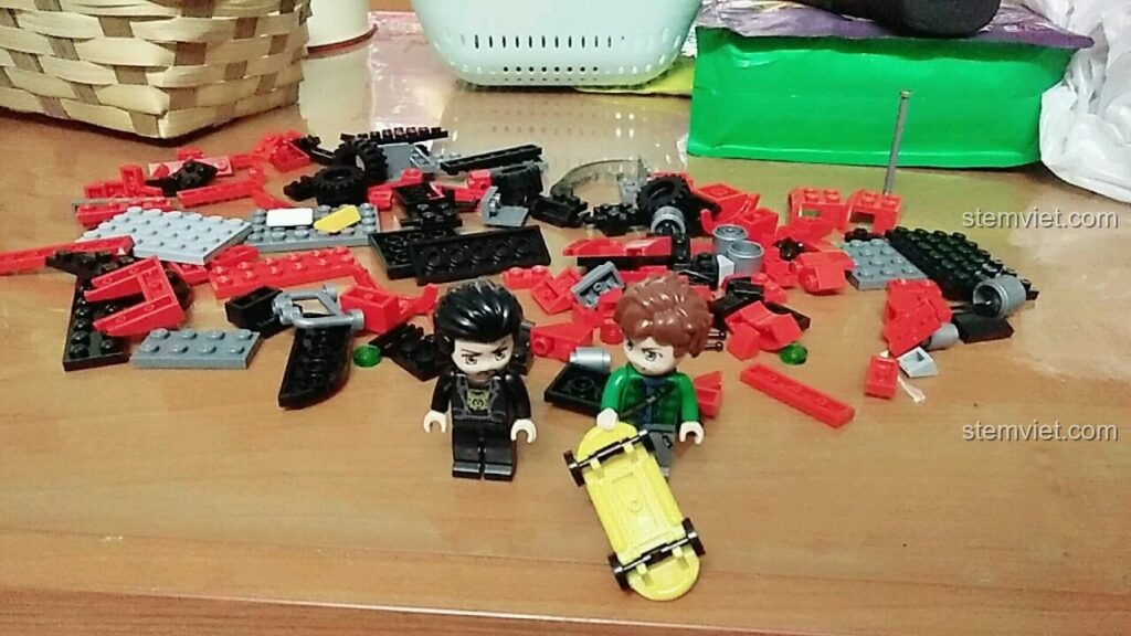 Các mảnh ghép của bộ lắp ráp xe thể thao QMAN 1131 cùng hai nhân vật minifigure