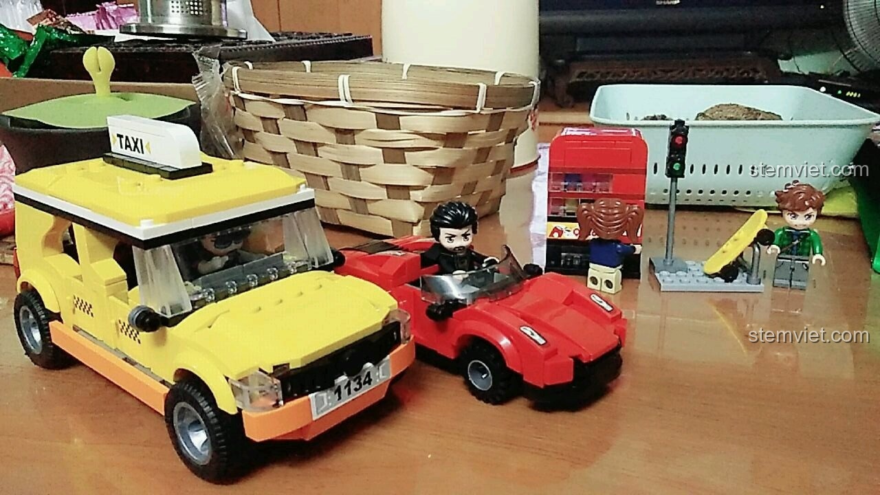 So sánh xe thể thao QMAN 1131 với xe taxi, cả hai đều không có ghế ngồi