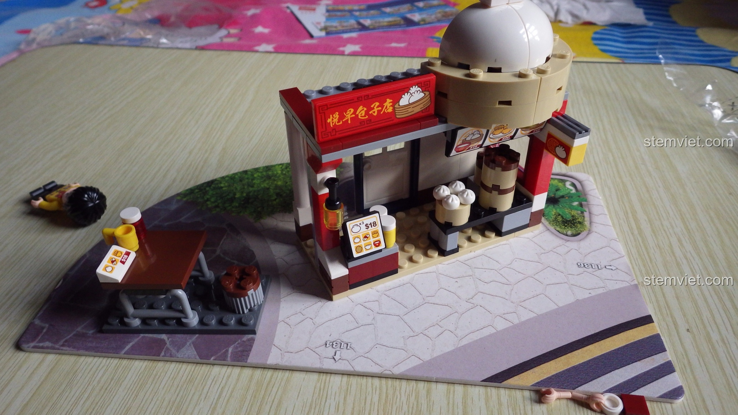 Hai minifigure đầu to Nana và A Long của bộ đồ chơi mô hình Tiệm Bánh Bao 1132.