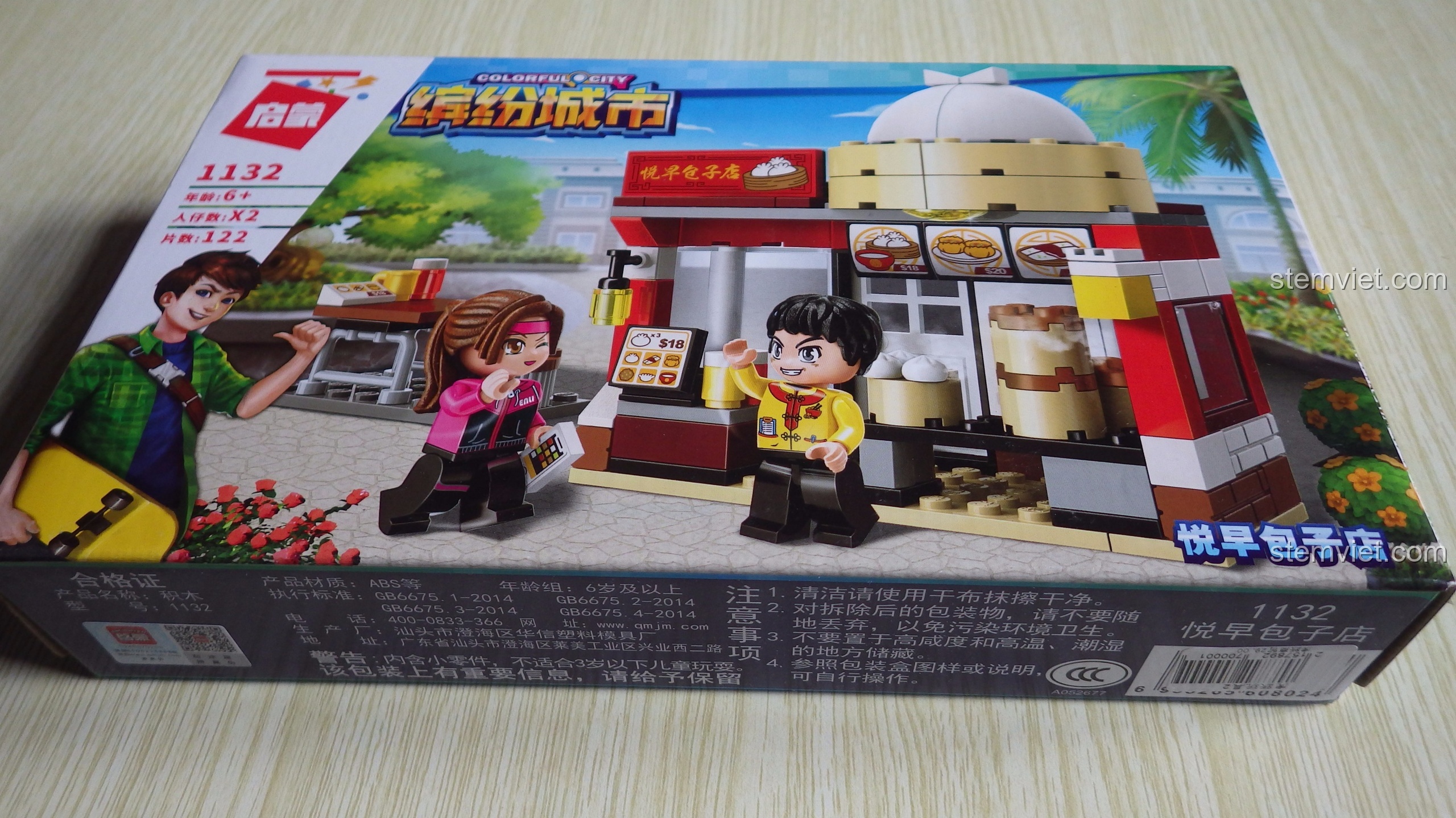 Cận cảnh minifigure nữ đầu to độc đáo trong bộ lắp ghép Tiệm Bánh Bao QMAN 1132, món đồ chơi sáng tạo cho bé gái 6 tuổi.