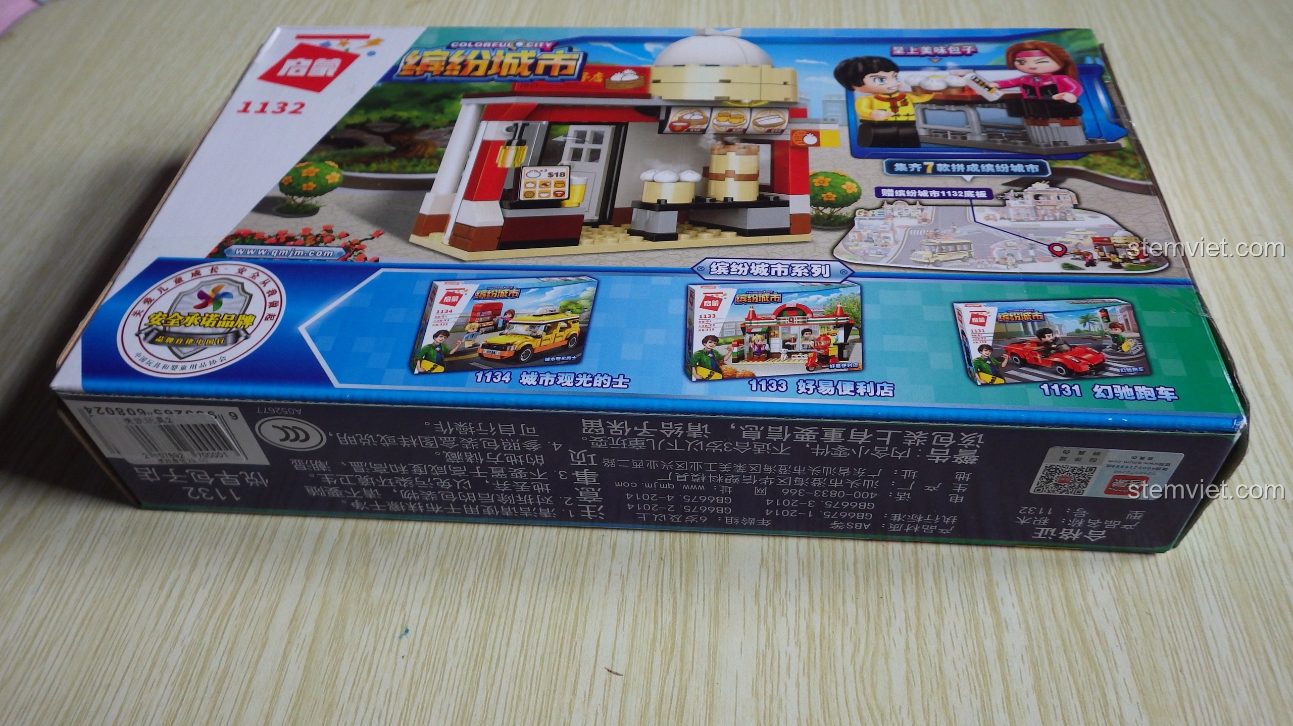 Hộp sản phẩm đồ chơi mô hình Cửa hàng Bánh Bao Yuezao 1132 của QMAN, với hình ảnh tiệm bánh và 2 minifigure.