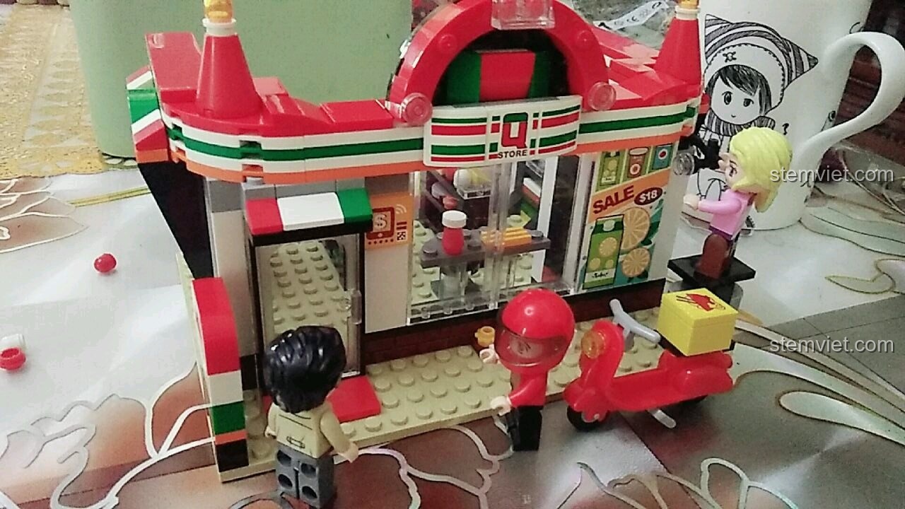 Mô hình QMAN 1133 Cửa Hàng Tiện Lợi Colorful City đã hoàn chỉnh với các minifigure khách hàng và nhân viên giao hàng.