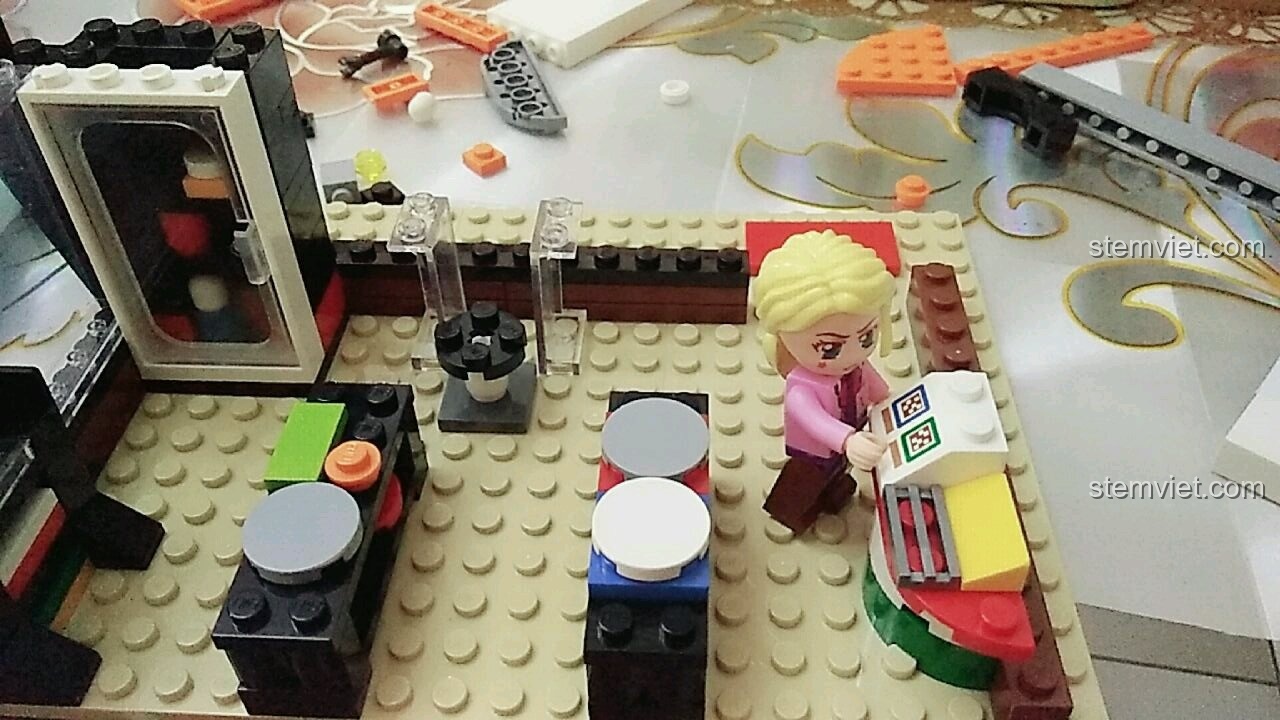 Cận cảnh quầy thu ngân và khu vực tủ lạnh trong bộ lắp ráp QMAN 1133 Cửa Hàng Tiện Lợi Colorful City, rất chi tiết.