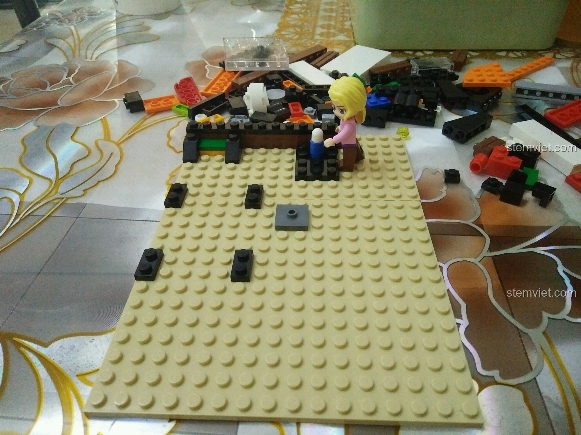 Quá trình lắp ráp bộ QMAN 1133 Cửa Hàng Tiện Lợi Colorful City, đặt baseplate và các viên gạch nền đầu tiên.