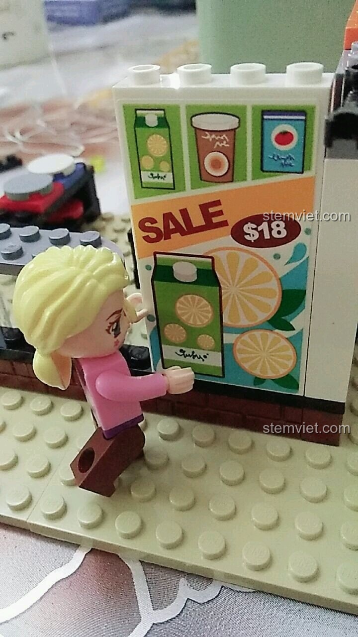 Ảnh review chi tiết cửa ra vào và các phụ kiện bên trong của bộ đồ chơi QMAN 1133, phù hợp cho bé gái 6 tuổi.