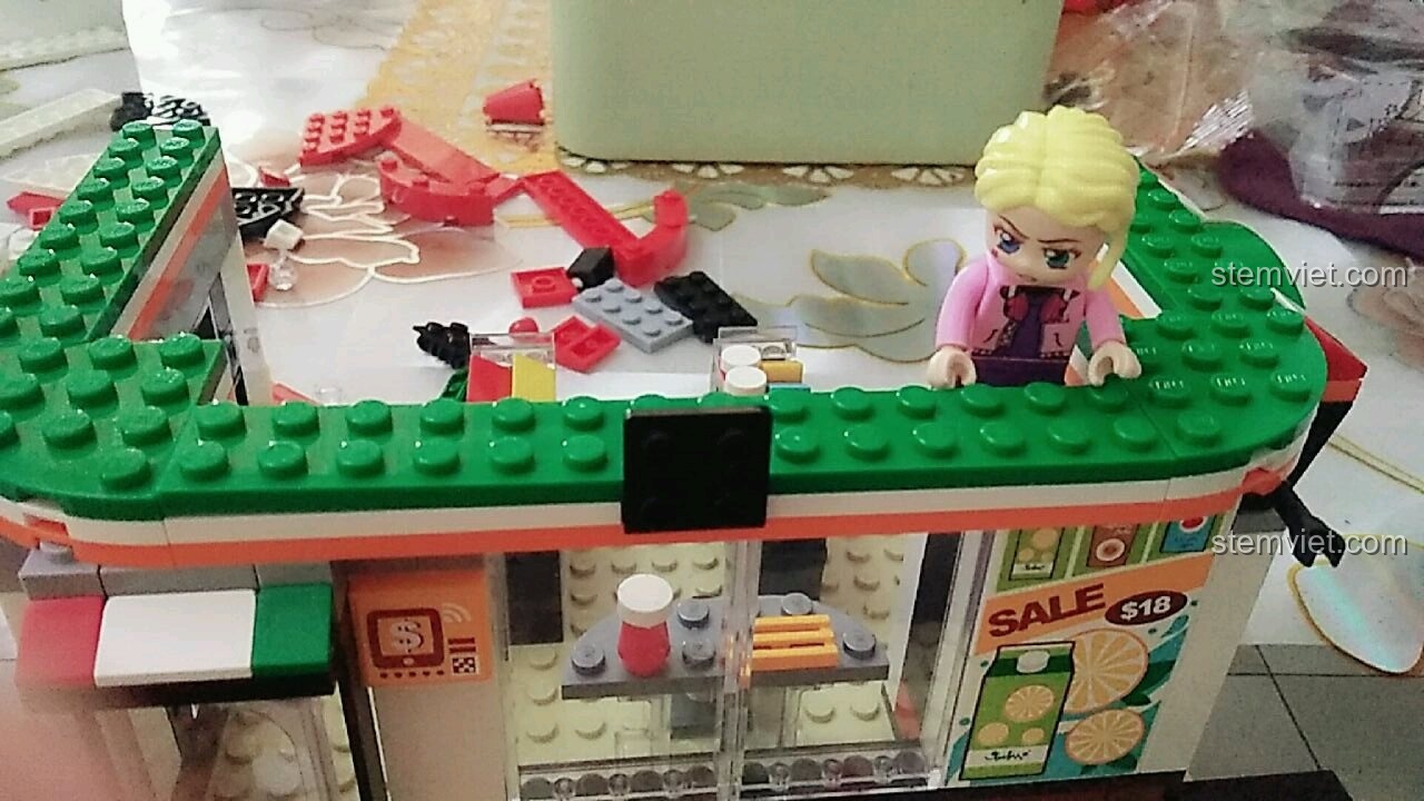 Ảnh review cảnh đông vui nhộn nhịp bên trong bộ lắp ghép Cửa hàng 24h 1133, nhiều minifigures đang mua sắm.