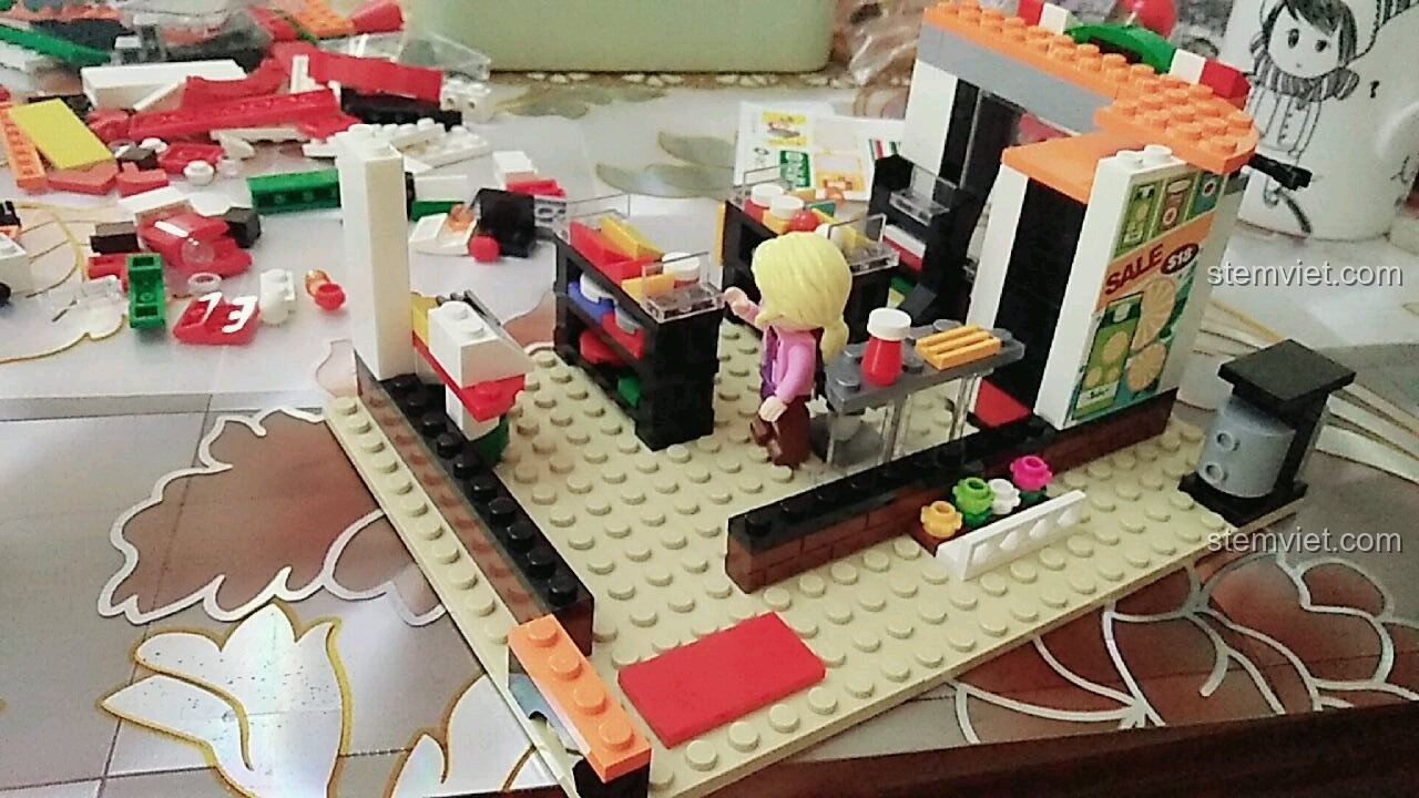 Ảnh review mô hình Cửa Hàng Tiện Lợi ENLIGHTEN 1133 đã hoàn thành phần mái, minifigure đang kiểm tra lại.