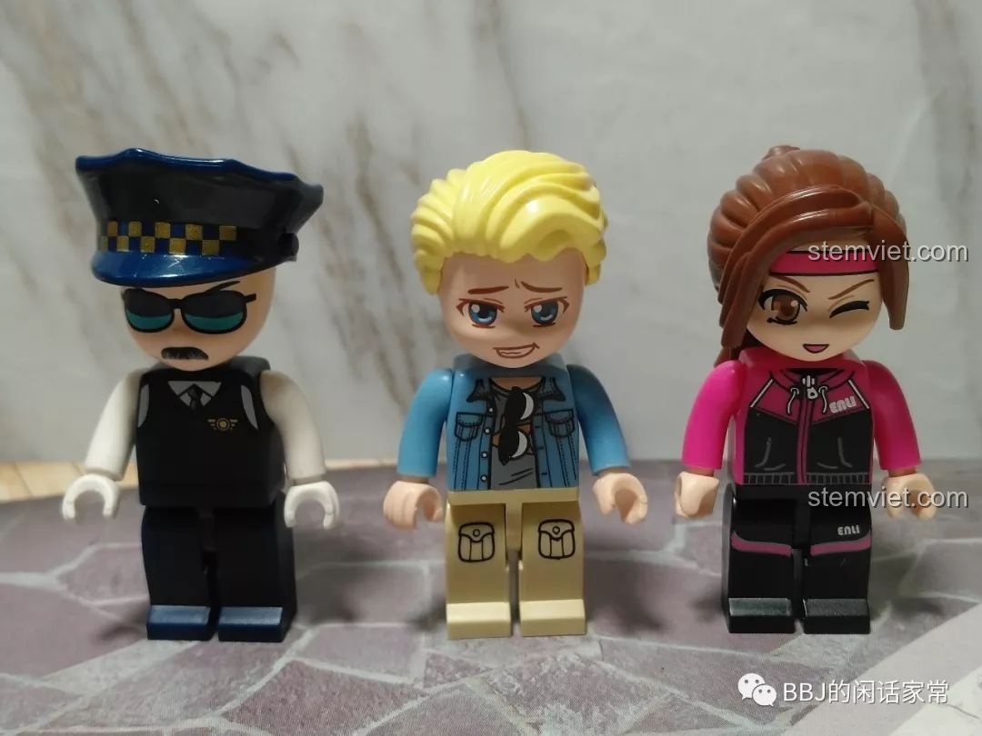 Ba minifigures của bộ QMAN 1134 Xe chở khách đứng cạnh nhau, sẵn sàng cho câu chuyện.