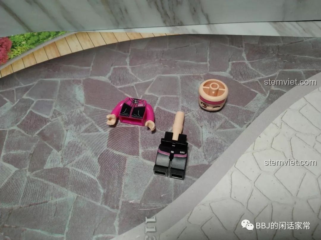 Các bộ phận của minifigure nữ trong bộ QMAN 1134, thể hiện cấu trúc mới với đầu to.