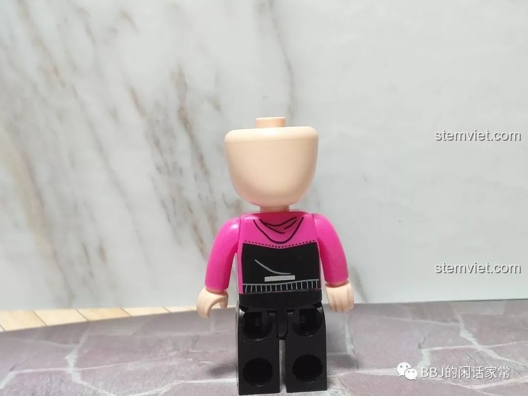 Chi tiết in trên thân của minifigure nữ, cho thấy chất lượng in ấn tốt của bộ lắp ghép QMAN 1134.