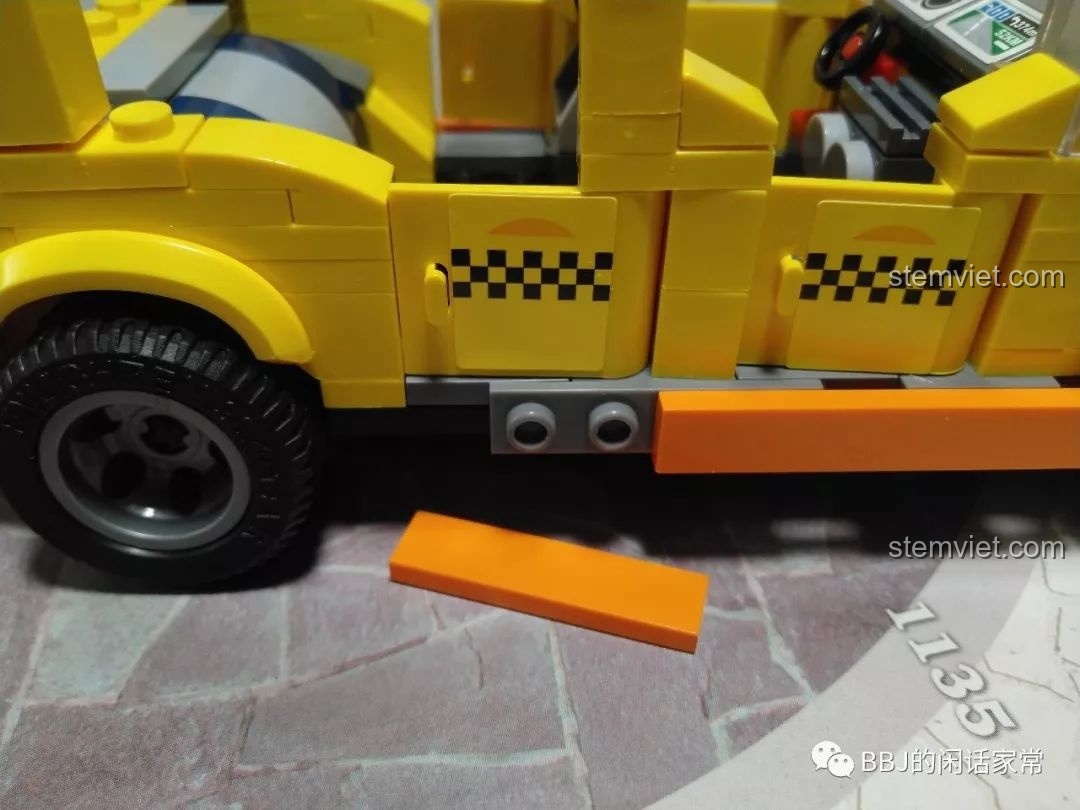 Một chi tiết nhỏ màu cam bị lỏng và rơi ra từ bên hông xe taxi QMAN 1134.