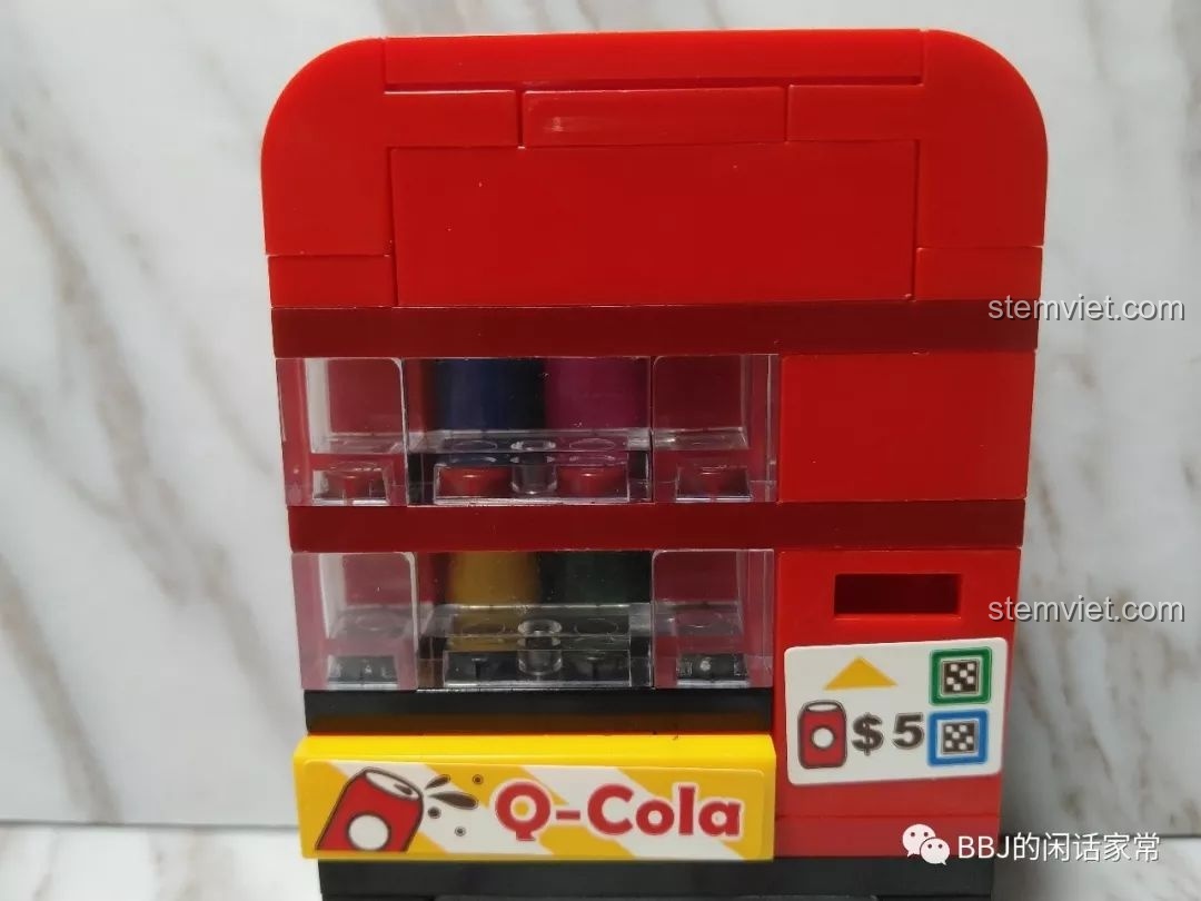 Cận cảnh chi tiết bên trong máy bán nước tự động với các lon nước nhiều màu sắc.