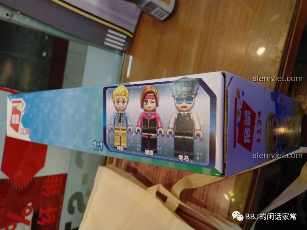 Cạnh hộp bộ lắp ghép QMAN 1134 tiết kiệm hiển thị 3 minifigures theo tỷ lệ 1:1.