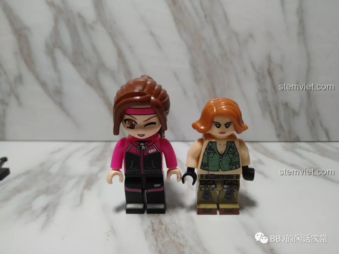 Hai minifigures phong cách khác nhau đứng cạnh nhau để so sánh thiết kế và kích thước.