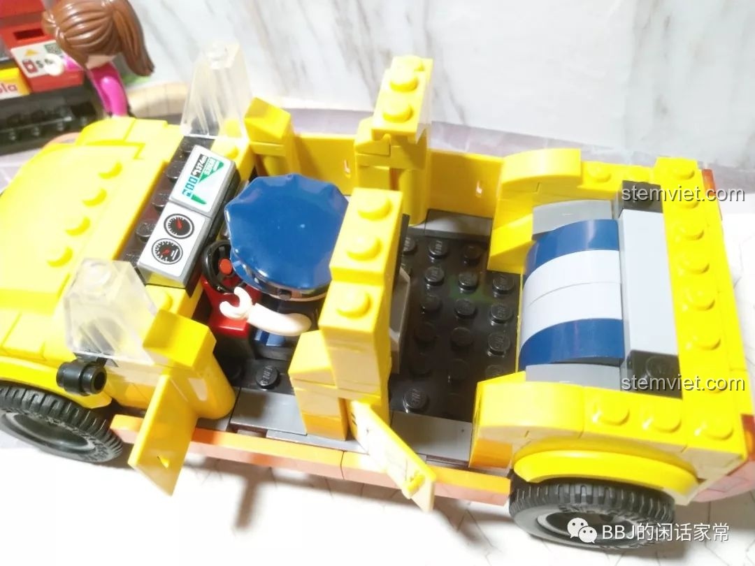 Góc nhìn từ trên xuống vào nội thất xe taxi QMAN 1134 với minifigure tài xế.