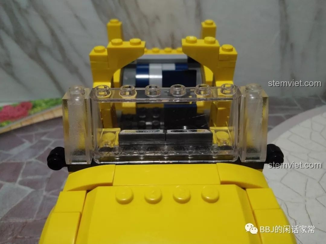 Chi tiết kính chắn gió làm từ gạch trong suốt của xe taxi trong bộ QMAN 1134.