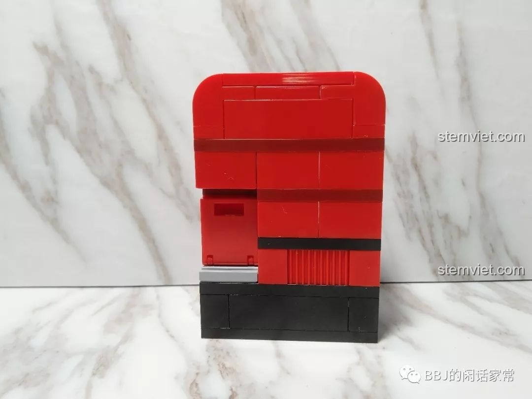 Mặt sau của mô hình máy bán nước tự động trong bộ nhận xét QMAN 1134 Xe Taxi Vàng.