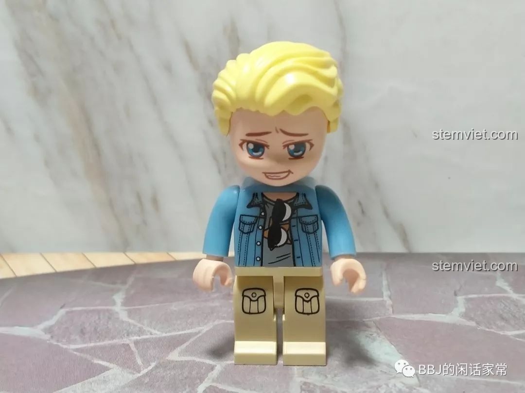 Cận cảnh minifigure nam hành khách trong bộ đồ chơi xếp hình Taxi kiểu cổ điển Anh 1134 chất lượng cao.