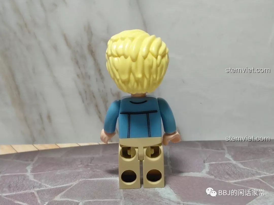 Mặt sau của minifigure nam hành khách tóc vàng trong bộ lắp ghép Taxi kiểu cổ điển Anh 1134.