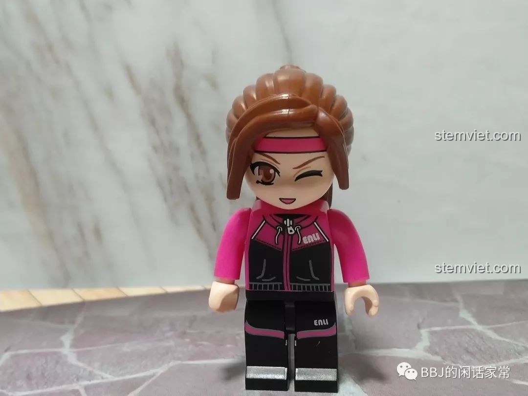 Cận cảnh minifigure nữ hành khách trong bộ đồ chơi Xe Taxi Vàng QMAN giá hời với biểu cảm nháy mắt.